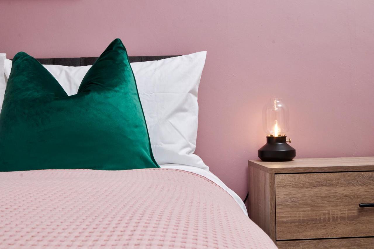 Fantastic Central Stratford Two Bedroom Apartment By Purestay Short Lets & Serviced Accommodation With Parking Exteriör bild