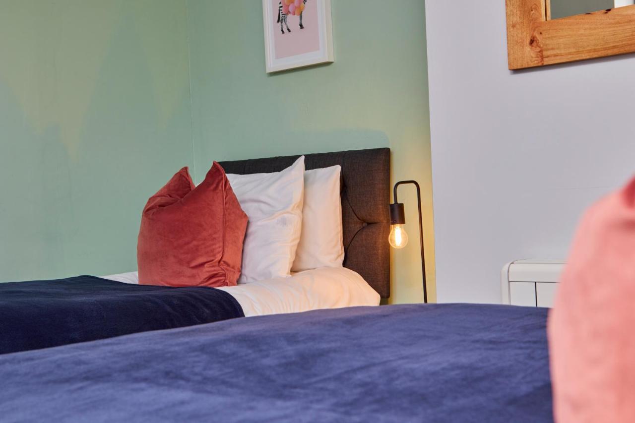 Fantastic Central Stratford Two Bedroom Apartment By Purestay Short Lets & Serviced Accommodation With Parking Exteriör bild